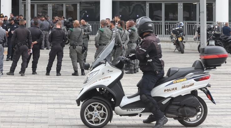 כוחות המשטרה בבלומפילד (שחר גרוס) כוחות המשטרה בבלומפילד