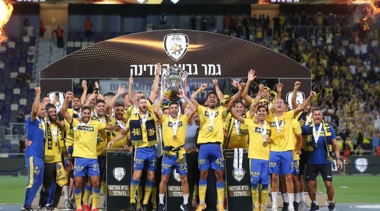 שחקני מכבי תל אביב מניפים את הגביע (רדאד ג'בארה) שחקני מכבי תל אביב מניפים את הגביע