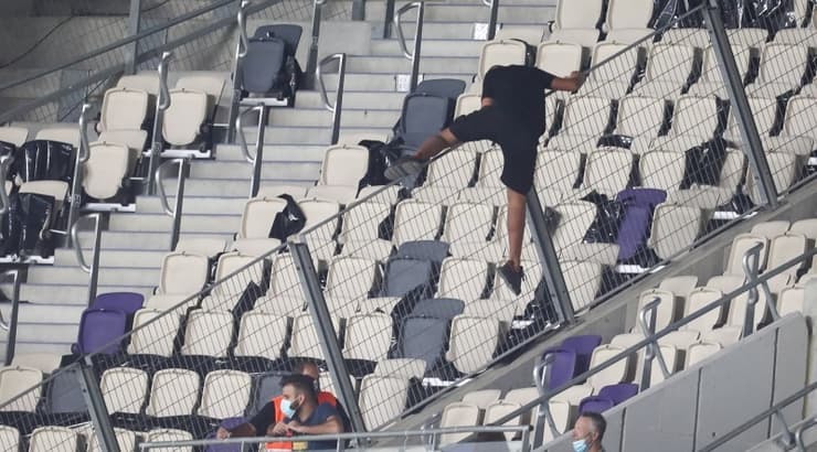 אוהד קופץ מעל הגדר (רדאד ג'בארה) אוהד קופץ מעל הגדר