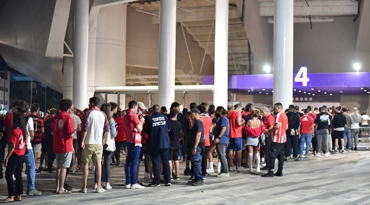 התור מחוץ לשער אוהדי הפועל תל אביב (חגי מיכאלי) התור מחוץ לשער אוהדי הפועל תל אביב