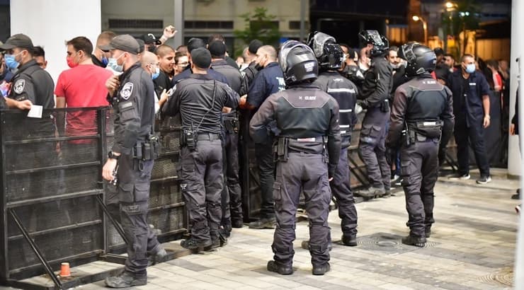 כוחות שיטור ליד התור של אוהדי הפועל ת"א (חגי מיכאלי) כוחות שיטור ליד התור של אוהדי הפועל ת"א