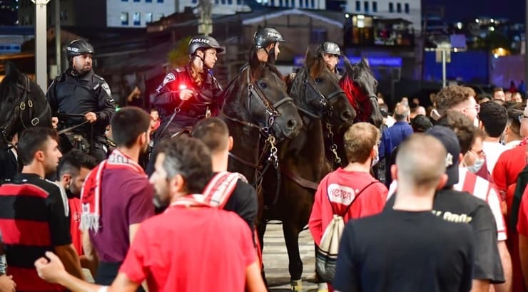 כוחות שיטור ליד התור של אוהדי הפועל ת"א (חגי מיכאלי) כוחות שיטור ליד התור של אוהדי הפועל ת"א