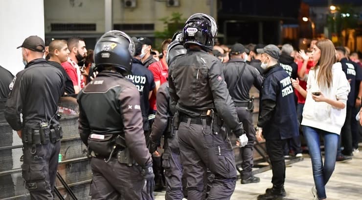 כוחות שיטור ליד התור של אוהדי הפועל ת"א (חגי מיכאלי) כוחות שיטור ליד התור של אוהדי הפועל ת"א