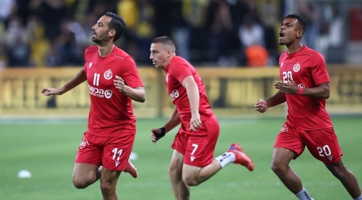 שחקני הפועל תל אביב בחימום