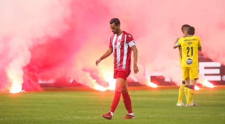 דן איינבינדר על רקע האבוקות (איציק בלניצקי) דן איינבינדר על רקע האבוקות