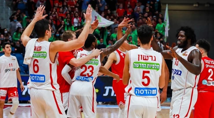 שחקני ירושלים חוגגים עם אנתוני בנט (אורן בן חקון) שחקני ירושלים חוגגים עם אנתוני בנט