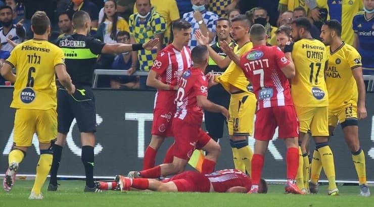 שחקני מכבי והפועל ת"א בעימות