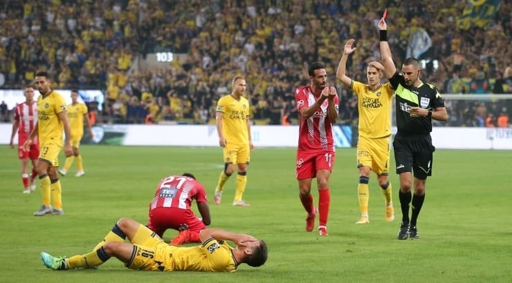 רועי ריינשרייבר שולף אדום למוחמד טראורה