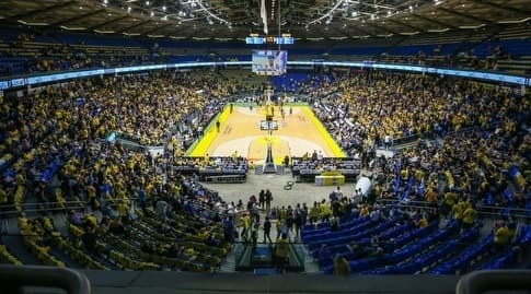 הקהל בהיכל מנורה מבטחים (איציק בלניצקי) הקהל בהיכל מנורה מבטחים