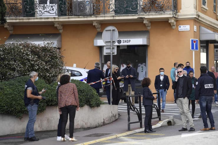 צרפת פיגוע קאן מחבל מ אלג'יריה דקר שוטר