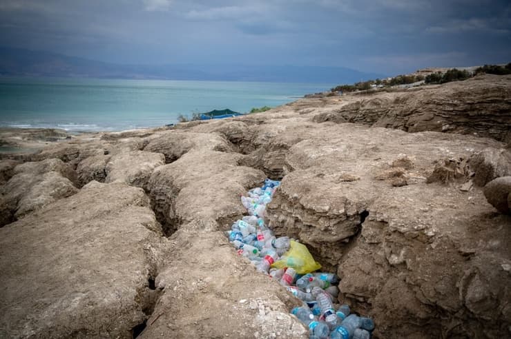 בקבוקי פלסטיק ריקים גודשים את אחד מסדקי הקרקע באזור מצוקי דרגות.  ים המלח, 5 בנובמבר 2020