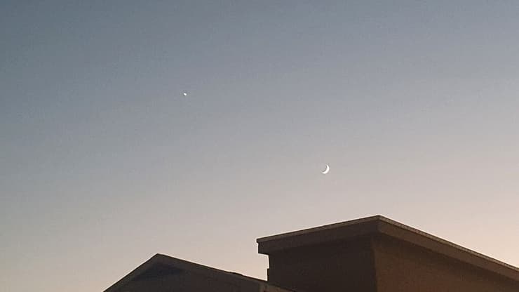 הירח ונוגה משמאלו אתמול. הערב הם יהיו קרובים יותר