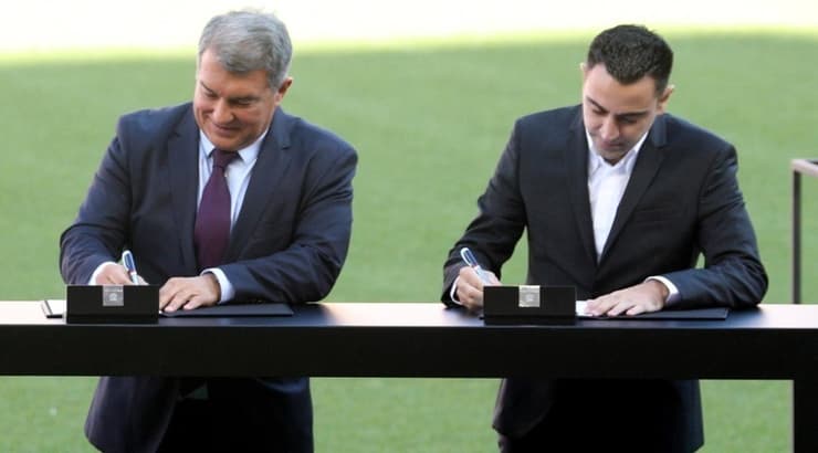 צ'אבי חותם ל חוזהו בברצלונה