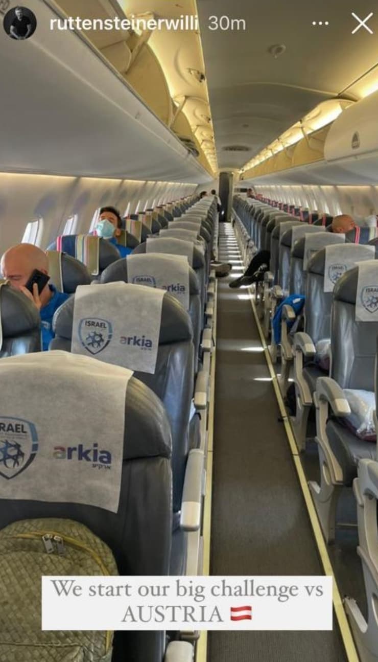 נבחרת ישראל על המטוס בדרך לאוסטריה