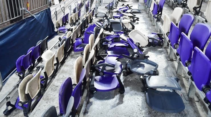 הכיסאות שנותרו שבורים אחרי הדרבי (חגי מיכאלי) הכיסאות שנותרו שבורים אחרי הדרבי