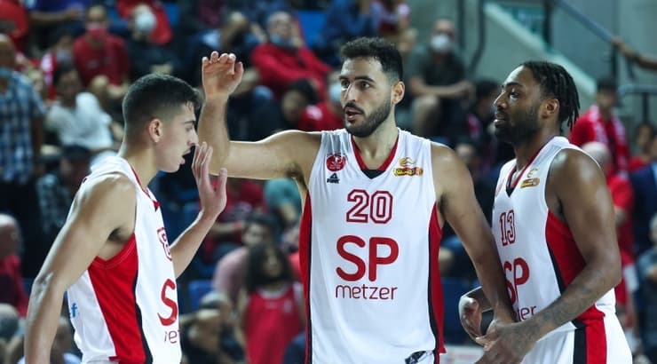 שחקני הפועל ת"א חוגגים (שחר גרוס) שחקני הפועל ת"א חוגגים