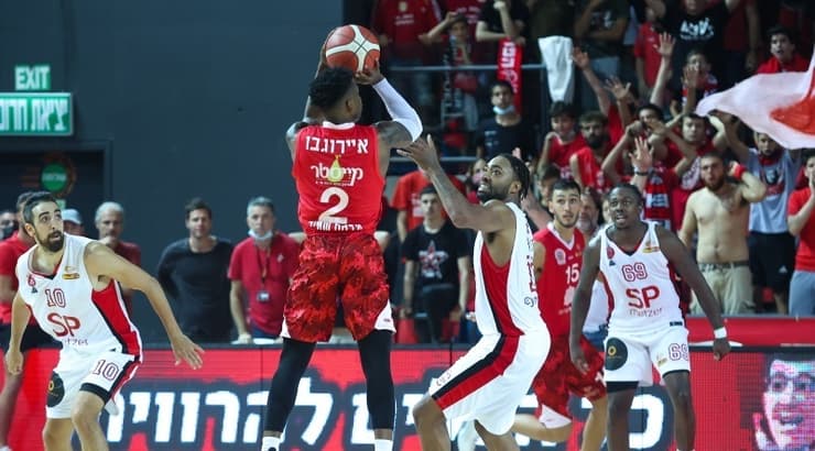 אייק אירייבו קולע את שלשת הניצחון (שחר גרוס) אייק אירייבו קולע את שלשת הניצחון