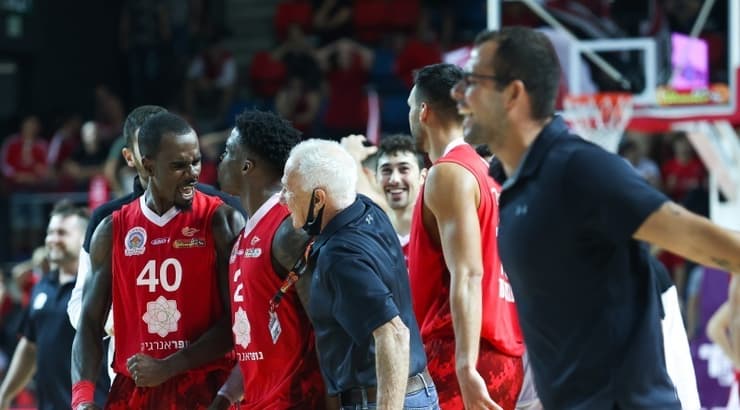 שחקני גליל עליון חוגגים (שחר גרוס) שחקני גליל עליון חוגגים