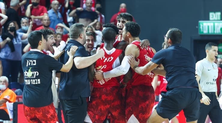 שחקני גליל עליון חוגגים (שחר גרוס) שחקני גליל עליון חוגגים