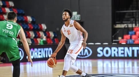 אקיל מיטשל עם הכדור (חגי מיכאלי) אקיל מיטשל עם הכדור