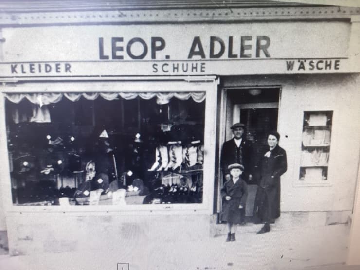 ליאופולד, ארנה והילד ארנולד ליד החנות המשפחתית בעיר הורן, באוסטריה, בשנות ה-30 של המאה הקודמת
