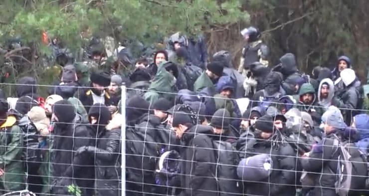 המהגרים צובאים על הגדר (צילום: AFP) בלארוס משבר מהגרים יזום בגבול עם פולין