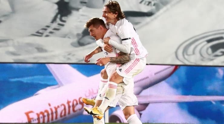 לוקה מודריץ' חוגג עם טוני קרוס (רויטרס) לוקה מודריץ' חוגג עם טוני קרוס