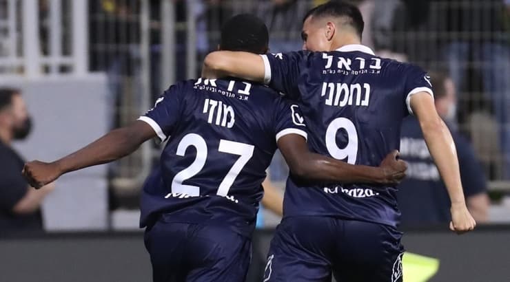 סתיו נחמני חוגג עם טימוטי מוזי (עמרי שטיין) סתיו נחמני חוגג עם טימוטי מוזי