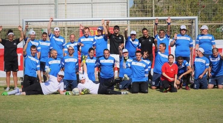 אורי דהן ושחקני טורניר ספיישל אולימפיקס