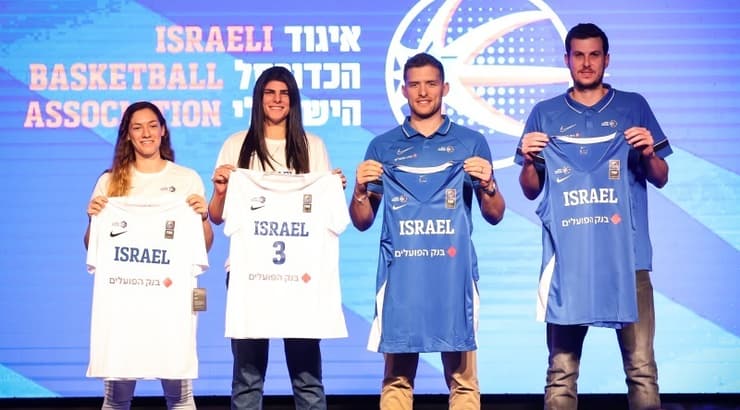 תצוגת החולצות באירוע ההשקה