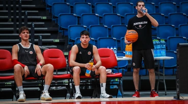 שחקני הפועל ירושלים באימון (אורן בן חקון) שחקני הפועל ירושלים באימון