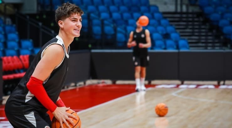 אדם אריאל (אורן בן חקון) אדם אריאל