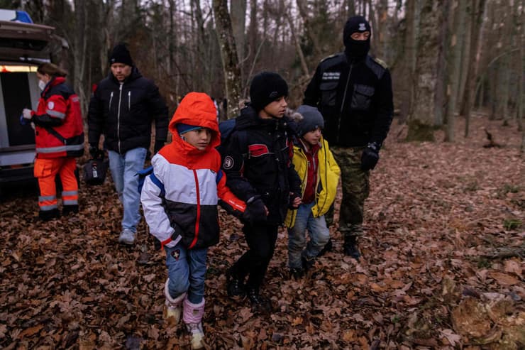 2,000 מהגרים באזור הגבול, בהם ילדים רבים (צילום: AFP) מהגרים בגבול בלארוס פולין