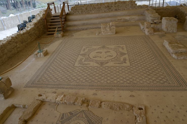 רצפת הפסיפס בבית הכנסת העתיק