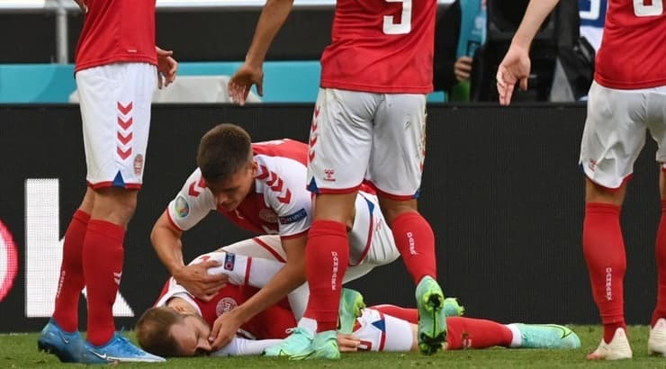 כריסטיאן אריקסן על כר הדשא