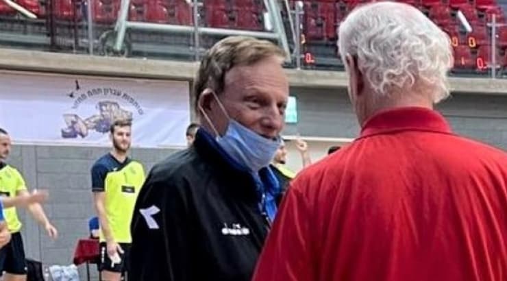 אריה זלינגר מאמן אשדוד מקבל תשורה מרגשת ( צילום: באדיבות המועדון) אריה זלינגר מאמן אשדוד מקבל תשורה מרגשת