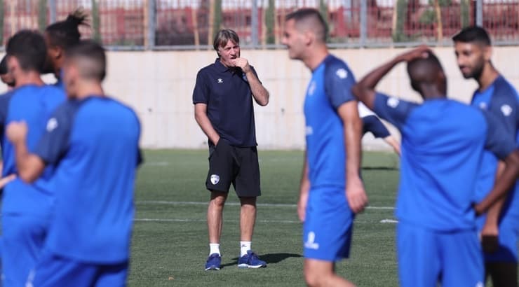 דראפיץ' משקיף את שחקניו החדשים