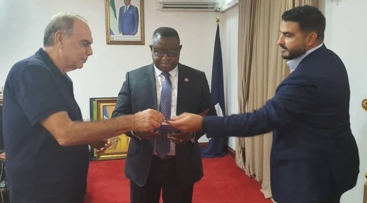 אברהם גרנט במפגש עם ג'וליוס מאדה ביו