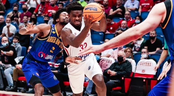 רטין אובאסוהן עם הכדור (אורן בן חקון) רטין אובאסוהן עם הכדור