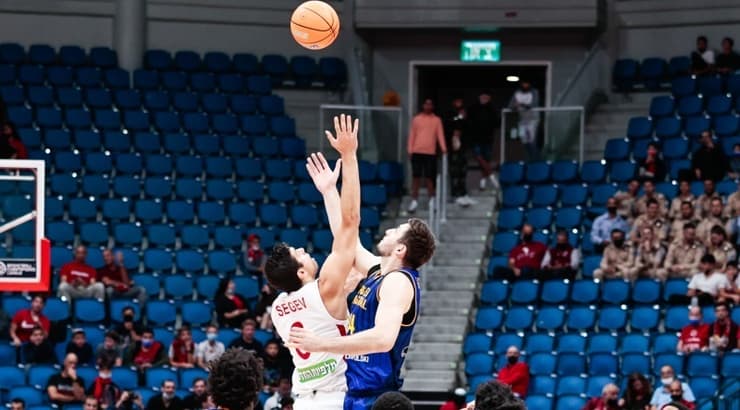 כדור הפתיחה במשחק בין הפועל ירושלים לסטאל (אורן בן חקון) כדור הפתיחה במשחק בין הפועל ירושלים לסטאל