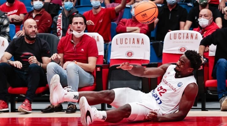 רטין אובאסוהן על הפרקט