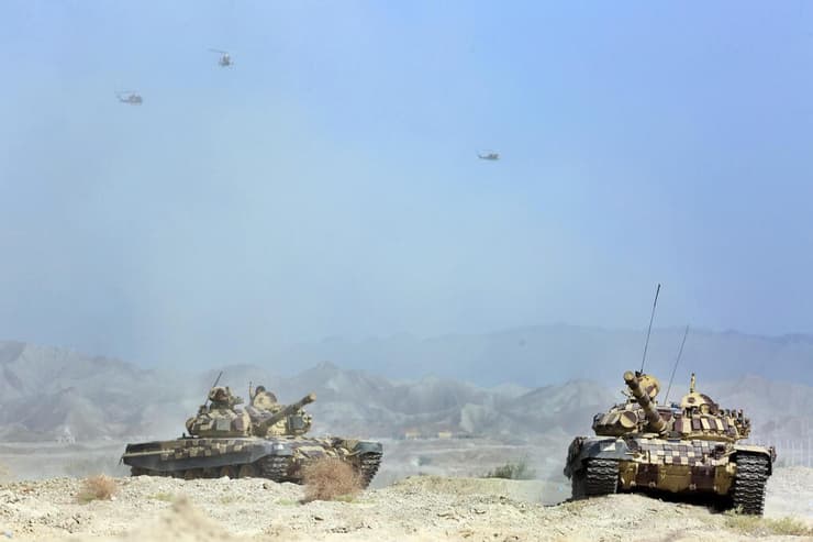 טנקים טנק של צבא איראן במסגרת תרגיל צבאי סמוך למפרץ עומאן 