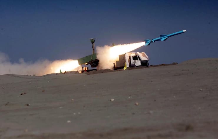 טיל שיוט איראני מסוג קדיר משוגר באזור מפרץ עומאן במסגרת תרגיל צבאי של איראן 8 בנובמבר