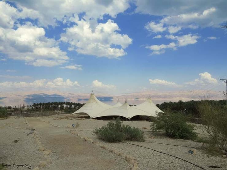 האוהל שמגן על שרידי בית הכנסת העתיק
