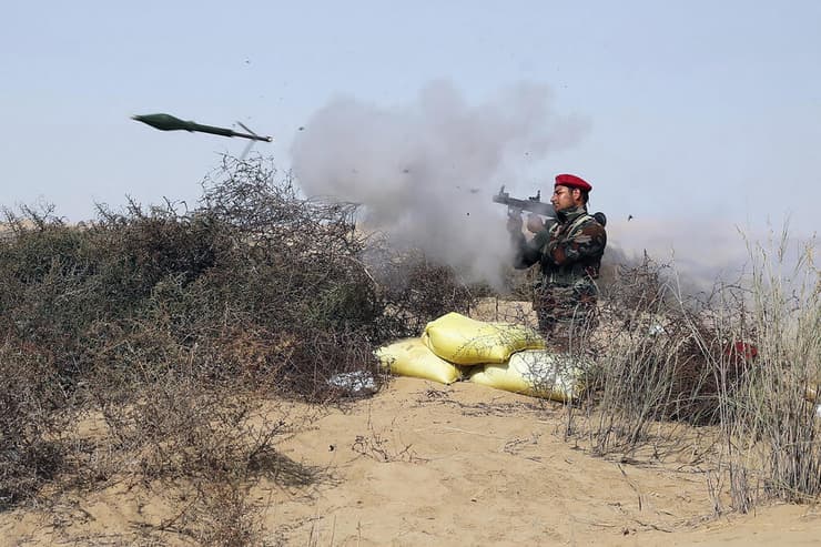 שיגור טיל RPG באזור מפרץ עומאן במסגרת תרגיל צבאי של איראן