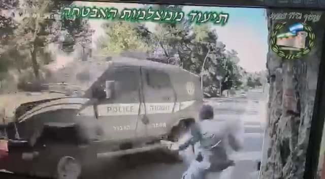 תיעוד ממצלמות אבטחה: רכב צבאי מתדרדר ופוגע ברכבים