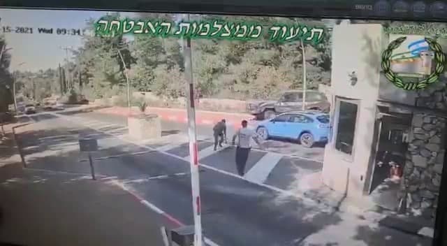 תיעוד ממצלמות אבטחה: רכב צבאי מתדרדר ופוגע ברכבים