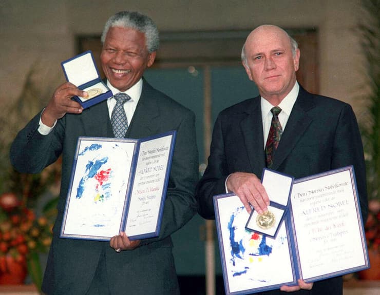 נשיא דרום אפריקה לשעבר פרדריק וילם דה קלרק זוכה ב פרס נובל לשלום עם נלסון מנדלה