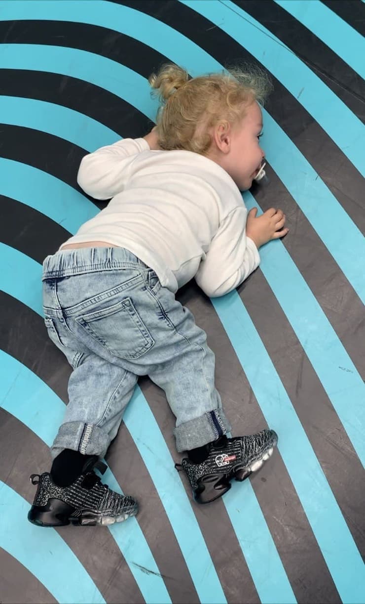 החליט להיאחז ברצפה באמצע מוזיאון. בדיוק שנקודה שבו כולם רוצים להצטלם