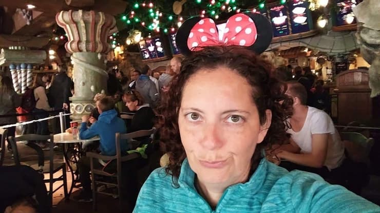 פרצוף שאומר הכל. טליה שפחות נהנתה באותו הרגע עם הילדים בדיסני